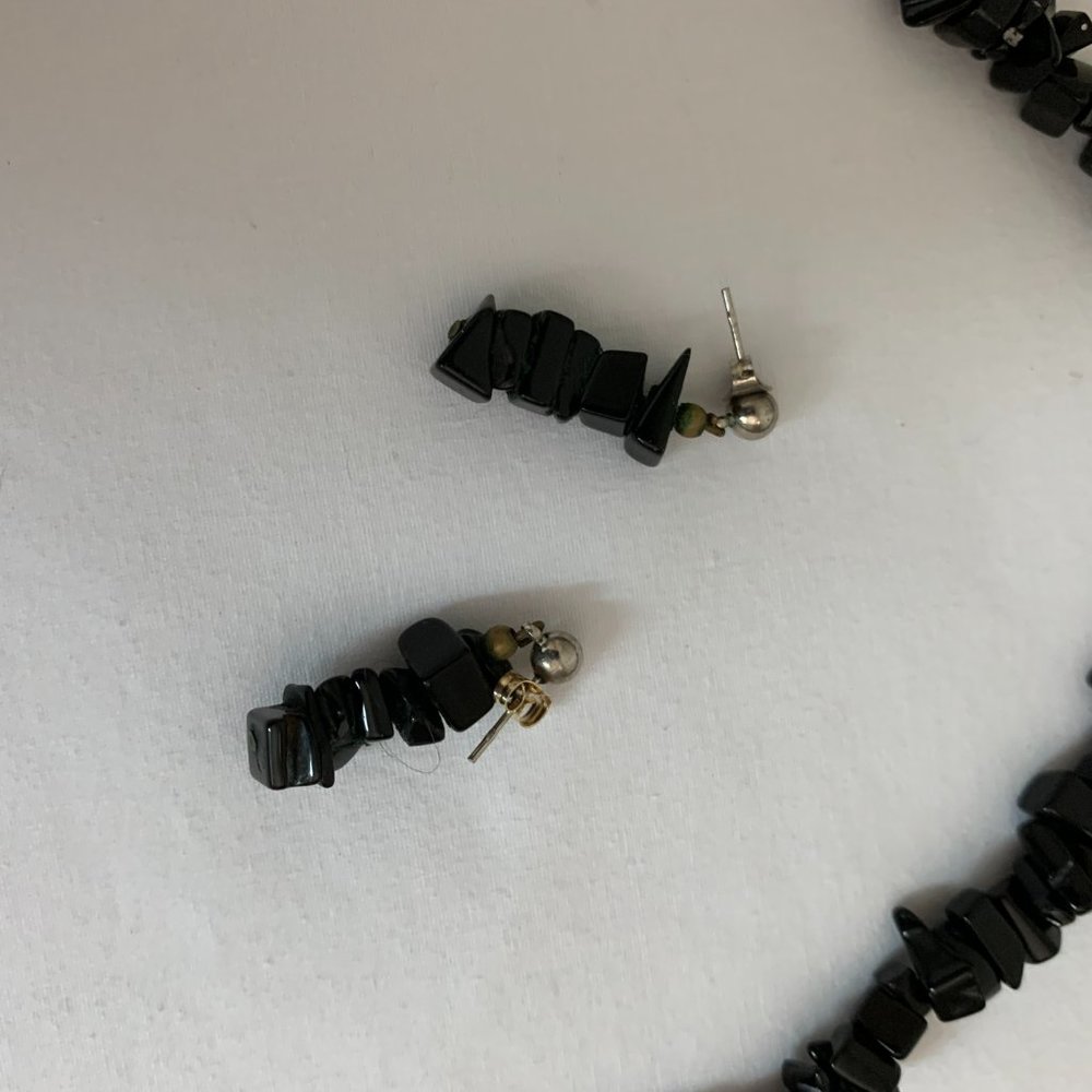 Black chip stone necklace 30" w/matching earrings - Picture 3 of 5